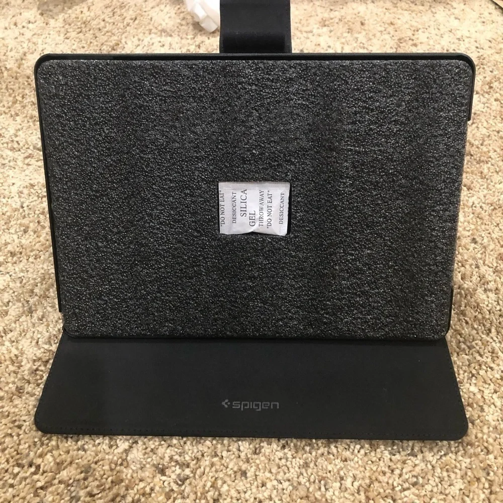 Spigen iPad Air 3 2020 Case / Stand Folio / NWOB/ Black